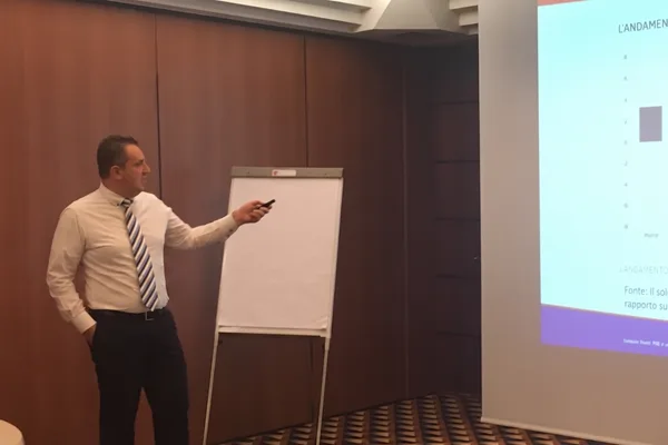 Marco Damiani StrategiaBancaria spiega a gruppo imprenditori Osa Community come ragiona la banca